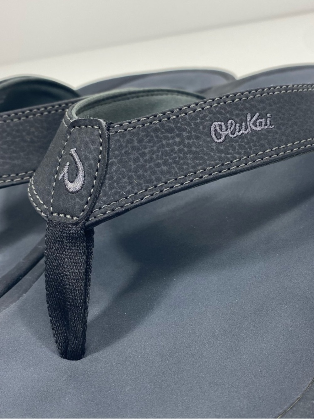 OluKai Ohana Classic Black Gray Beach Sandals Sporty Casual Flip Flops Thongs 12 - Picture 11 of 11